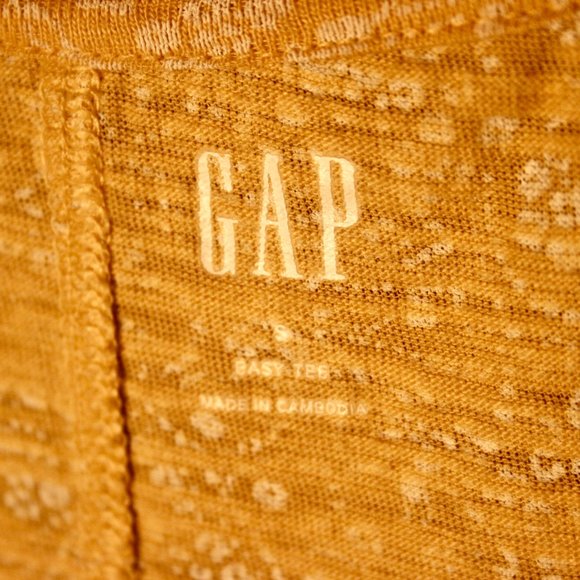 GAP 100% Cotton V-Neck Easy Tee in Yellow Paisley - Picture 4 of 6